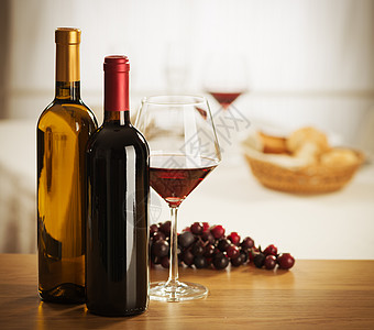 意大利葡萄酒酒杯和酒瓶死活白酒饮食健康饮食午餐桌子品酒餐具静物玻璃瓶子背景