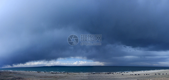 青海湖风景 在暴风雨之前图片