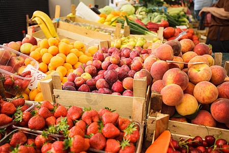 市场上的水果桃子篮子盒子农民零售杂货店蔬菜香蕉食物摊位背景图片