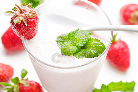草莓酸奶白色牛奶食物美食奶制品酸奶薄荷水果勺子健康图片