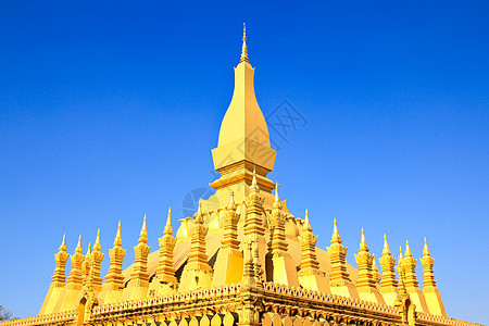 在老挝万象的瓦特帕那鲁昂 万象纪念碑天空遗产历史蓝色宗教宝塔文化黄色佛塔图片