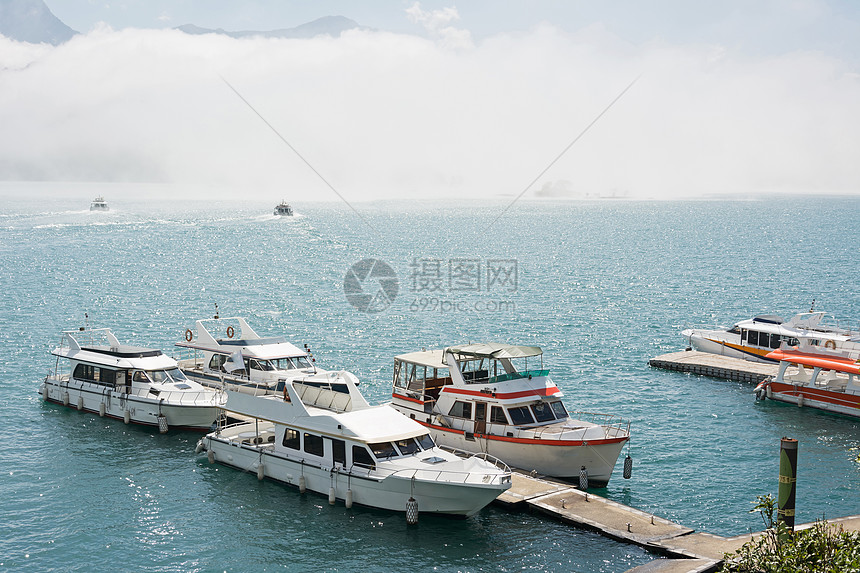 日月月月湖风景晴天爬坡月亮码头蓝色天空旅行反射场景森林图片