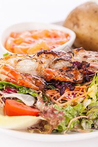盐水大虾配有内生沙拉和夹皮土豆的大虾甲壳海洋蔬菜餐饮营养奶油土豆对虾饮食贝类背景