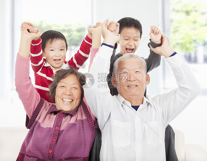 两名男孩与祖父母玩图片