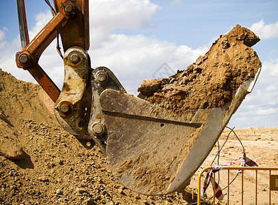 挖掘挖挖深沟 工作 沙土的挖掘机蓝色沙坑拖拉机建筑推土机刀刃地面车辆天空反铲图片