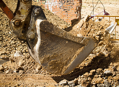 挖掘深海沟的挖土机活动地球反铲机器土壤搬运工天空车辆矿业沙坑图片