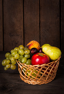 水果篮子李子空间绿色食物健康黄色季节静物柳条间谍图片