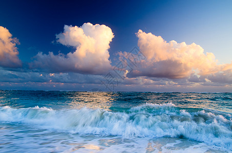海 海橙子反射季节地平线蓝色波浪太阳天空射线日光图片