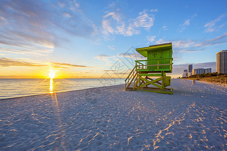 著名的迈阿密南海滩日出金子海洋地平线场景救生塔蓝色红色日落橙子海滩图片