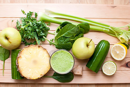 健康绿色脱毒汁营养活力蔬菜养分饮食菠萝薄荷玻璃桌子菠菜图片