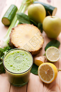 健康绿色脱毒汁黄瓜玻璃菠菜蔬菜营养食物芹菜活力水果奶昔图片