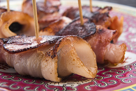 在盘子上用培根烤熟的美味自助餐美食猪肉小吃修剪食物图片