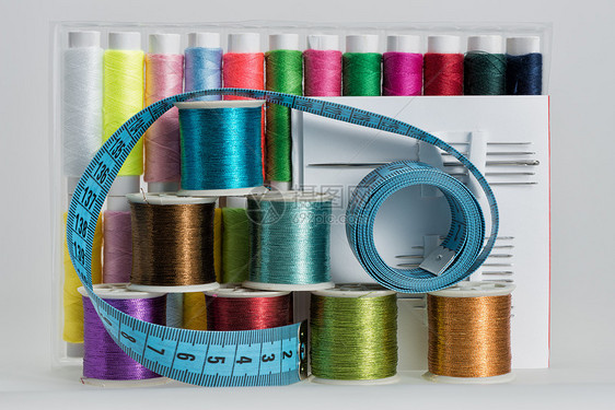 带有色线 缝针针 剪刀的锅炉爱好粉色羊毛纤维工具设备裁缝细绳刺绣衣服图片
