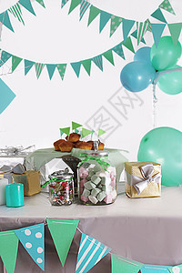 蓝色和绿色有色生日晚会桌婴儿桌子童年淋浴玩具盘子自助餐丝带礼物风格图片