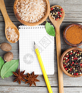 木制表格配料食谱簿顶端视图桌子胡椒香料食谱烹饪叶子食物木头铅笔勺子图片