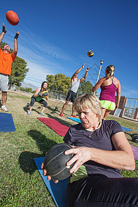 不同集团实施户外活动学生女性权重仰卧起坐力量锻炼运动白色班级训练营图片