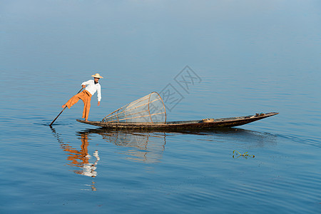 缅甸按网捕捞的传统渔网文化平衡血管男人热带钓鱼独木舟渔民蓝色食物图片