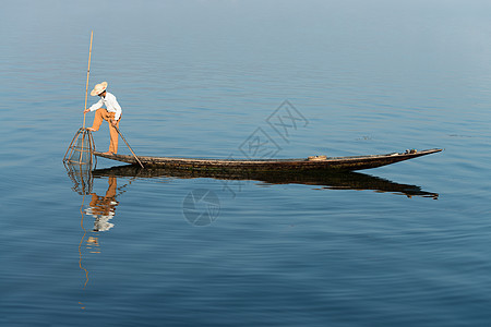 缅甸按网捕捞的传统渔网文化男人陷阱渔夫血管钓鱼独木舟平衡渔民热带图片