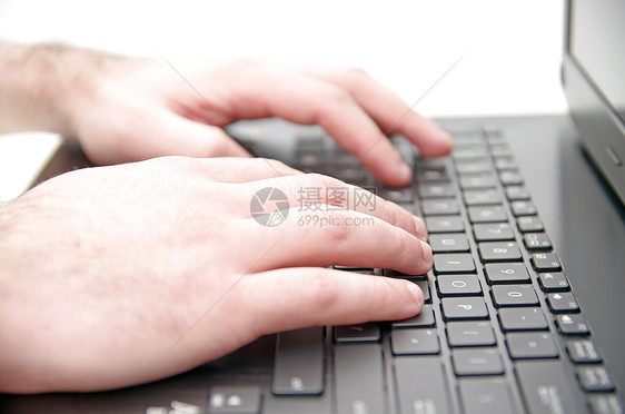 手放在笔记本电脑键盘上经理男人办公室技术钥匙商业桌面秘书程序员电子产品图片