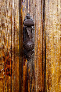 装有纹质材料的特写木门铆钉装饰门把手入口螺栓建筑学监狱木头安全风格图片