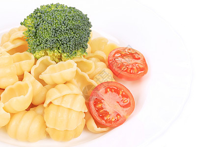 加花椰菜和番茄的意大利面绿色汤团黄色红色食物美食白色宏观盘子营养图片