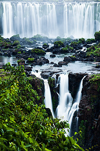 伊瓜苏瀑布 世界上最大的瀑布系列 位于巴西和阿根廷边境 从巴西一侧看丛林地标裂缝激流国家峡谷旅游裂痕流动天空图片
