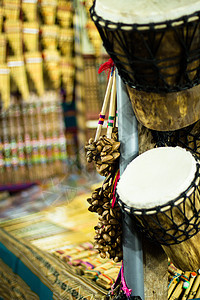 秘鲁当地市场上的音乐乐器初洛艺术木头排箫历史长笛利马文化拉丁管道背景图片