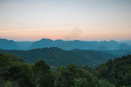 山地景色的狂暴日落天空植物旅行阳光气候土地生态季节国家草地图片