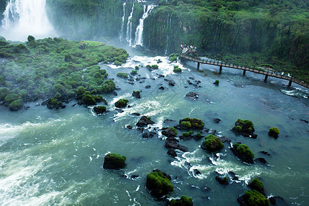 伊瓜苏瀑布 世界上最大的瀑布系列 位于巴西和阿根廷边境 从巴西一侧看裂缝峡谷旅行国家激流蓝色丛林裂痕旅游地标图片
