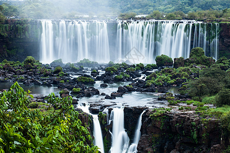 伊瓜苏瀑布 世界上最大的瀑布系列 位于巴西和阿根廷边境 从巴西一侧看环境森林天空风景裂缝峡谷流动激流国家图片