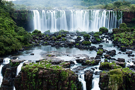 伊瓜苏瀑布 世界上最大的瀑布系列 位于巴西和阿根廷边境 从巴西一侧看国家天空流动丛林激流旅行森林蓝色环境白内障图片