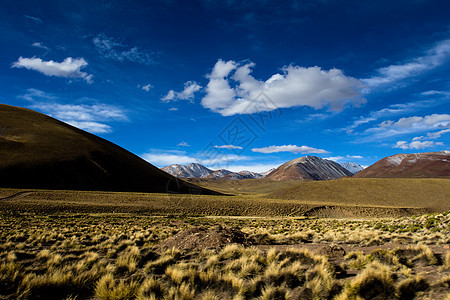 蓝色天空和白云之上的沙漠和山丘 玻利维亚阿尔提平洛高度火山旅游公园高原地区山脉顶峰地形气候图片