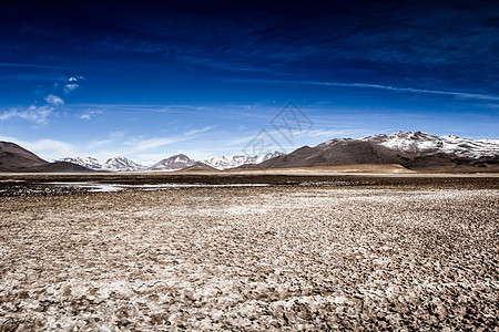 蓝色天空和白云之上的沙漠和山丘 玻利维亚阿尔提平洛地区旅游旅行风景气候火山地形荒野植物山脉图片