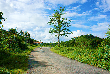 蓝天下农村道路图片