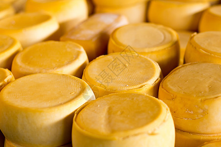 Cusco奶酪市场上的秘鲁芝士卷架子旅游奶牛场工厂奶制品工艺手工拉丁牛奶店铺图片