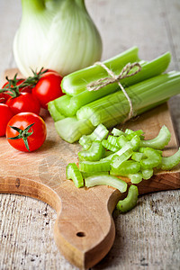 新鲜有机纤维 大菜和西红柿香料调味品蔬菜茴香芹菜健康木头芳香烹饪红色图片