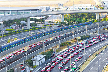 现代城市高速公路 有移动列车图片