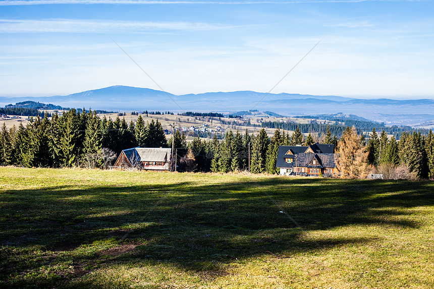 波兰扎科帕内塔特拉高山的绿谷阳光人行道旅游草地场景生态全景小路天气蓝色图片