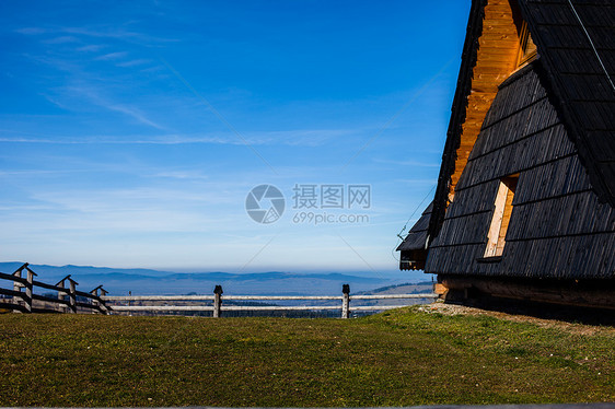 波兰扎科帕内塔特拉高山的绿谷天空小路踪迹远足牧场岩石蓝色旅行森林爬坡图片