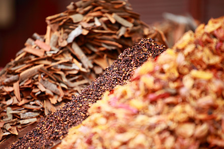 印度当地集市的传统香料和干果文化肉桂草本植物混合物芳香食物辣椒美食市场藏红花图片