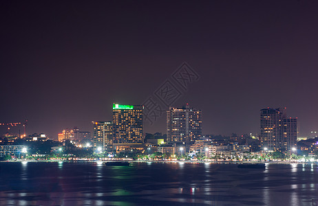 夜晚城市摩天大楼海滨高清图片