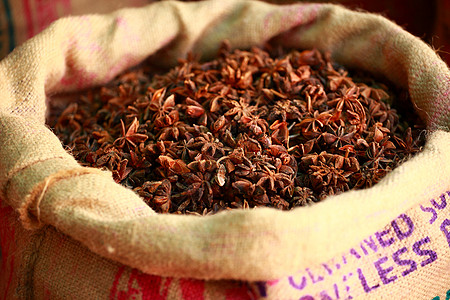 印度当地集市的传统香料和干果市场胡椒藏红花豆蔻丁香芳香情调草本植物混合物红辣椒图片