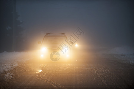 雾中驾驶的汽车头灯雾灯阴霾街道薄雾黑暗运输越野车安全交通危险图片