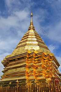 在泰国清迈的Doi Suthep寺庙金图帕图片