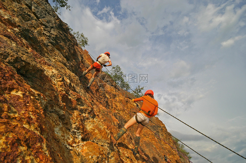 攀岩者爬上悬悬悬悬悬悬在蓝天的悬崖运动岩石危险旅行登山精力训练肾上腺素身体蓝色图片