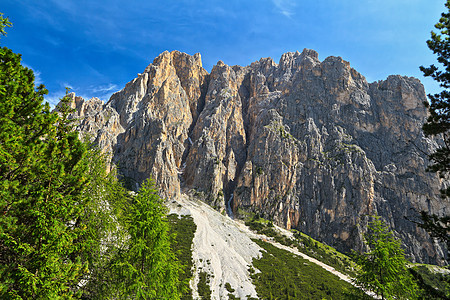 多洛米提卡蒂纳西奥山旅行岩石绿色栀子花森林晴天自然天空荒野风景图片