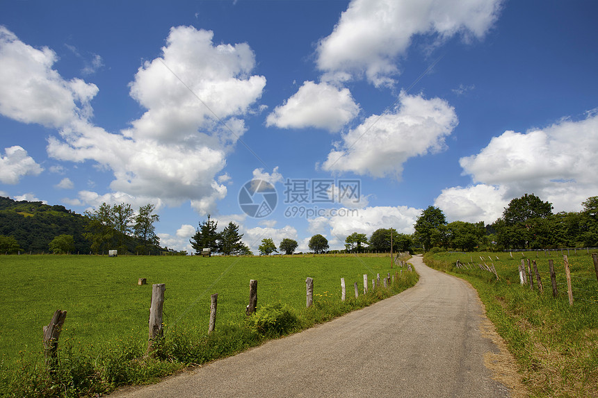 农村公路牧场蓝色植物风景风光农场寂寞农业草地乡村图片