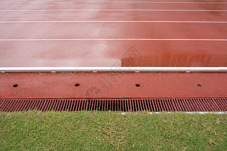 雨后正在运行的塔克场地跑步蓝色运动天空黏土水坑娱乐足球背景图片