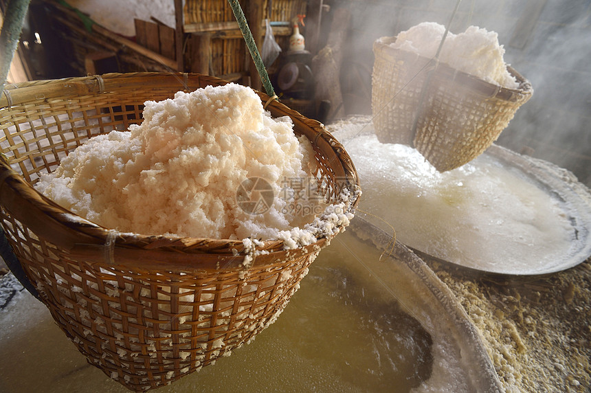 盐山在泰国北部南省发现了盐山地区餐厅玻璃合金桌子食物金属矿物岩石摇床季节图片