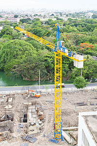 绿色自然区Craner和建筑建筑工地天空房地产摩天大楼房子多层景观住宅城市住房脚手架图片